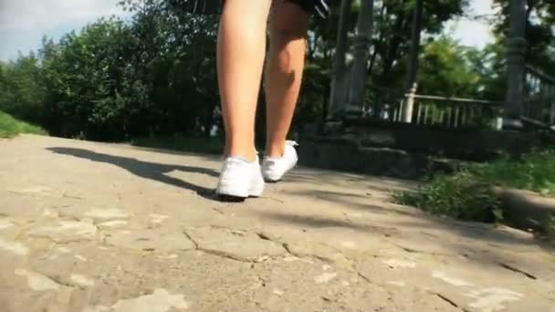 Дівчина Повільно Піднімається Сходами Альтанки Парку Вона Одягнена Білі Кросівки — стокове відео