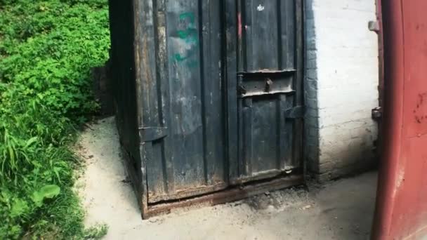 通りにあるウクライナのトイレ2つの穴のある木のトイレに行き — ストック動画