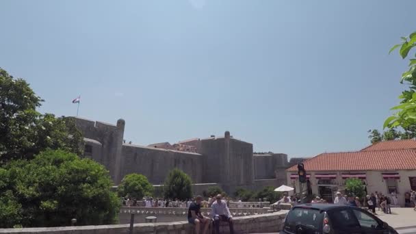 People Sitting Wall Old City Background Dubrovnik — Stock Video