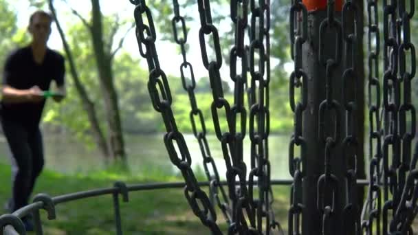 Kampioen Frisbee Golfer Viert Een Overwinning Diep Het Bos Poseert — Stockvideo