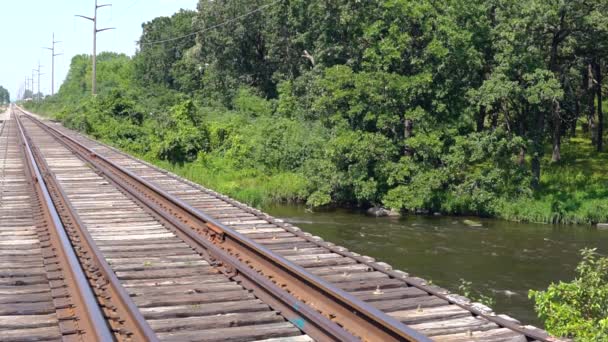 Γέφυρα Του Τρένου Πάνω Από Μια Γρήγορη Ροή Ποταμού Στη — Αρχείο Βίντεο