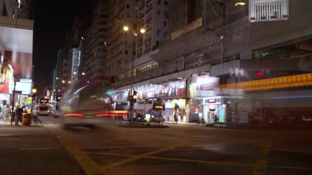香港油麻地夜街的时间已过 交通繁忙 行人过路 — 图库视频影像