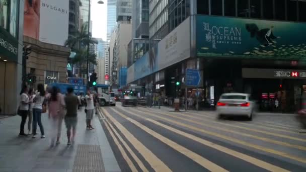 交通量の多い香港のダウンタウンの通りのタイムラプスと横断歩道を横断する歩行者 — ストック動画