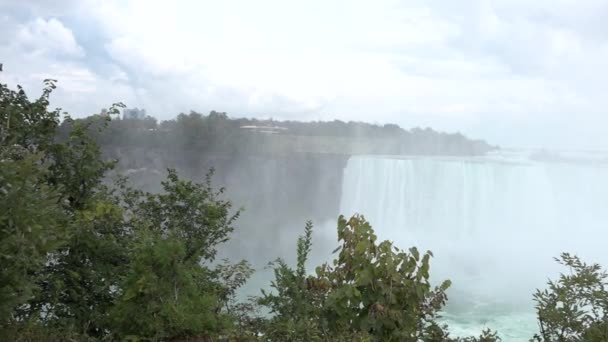 Een Brede Hoek Pan Overkant Van Niagara Falls — Stockvideo