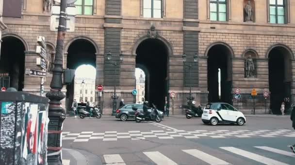 Slowmotion Människor Som Går Utanför Louvren Paris Frankrike — Stockvideo