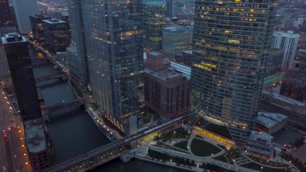 Chicago Lämnar Slingan Genom Att Korsa Chicago River — Stockvideo