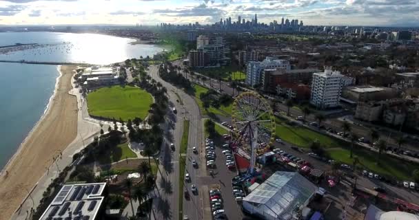 멜버른의 세인트킬 상공을 비행하는 — 비디오