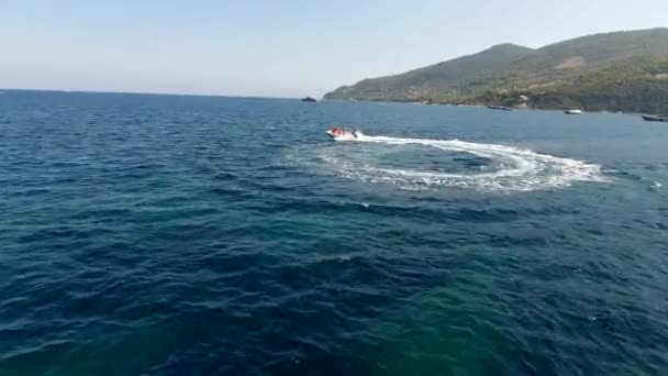 Sürat Teknesinin Üzerindeki Hava Görüntüleri — Stok video