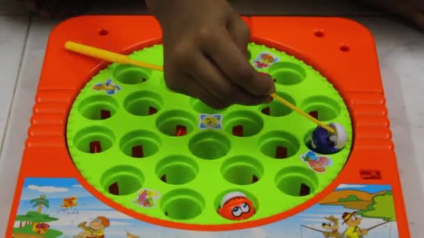 Düşük Işık Altında Düzenlenmemiş Küçük Bir Kız Çocuğu Oyuncak Oyunu — Stok video