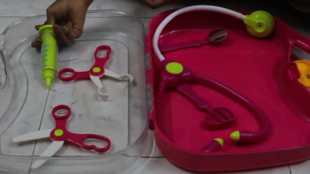 Faible Lumière Séquence Inédite Jeune Fille Jouer Avec Tas Jouets — Video