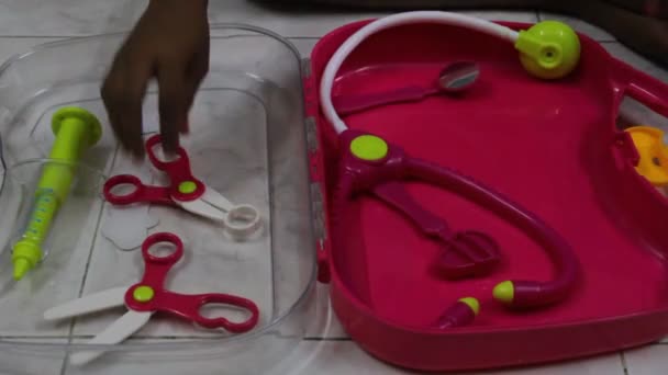 Faible Lumière Séquence Inédite Jeune Fille Jouer Avec Tas Jouets — Video