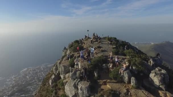 Vista Aérea Das Pessoas Que Levantam Mãos Topo Montanha Lions — Vídeo de Stock