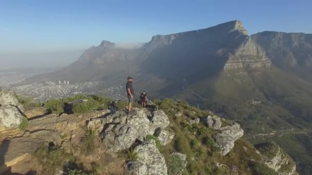 Vue Aérienne Épique Pic Lions Head Haut Avec Des Gens — Video