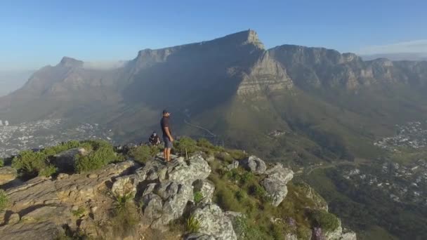 Aerial Panoramic Shot Man Raising Hands Edge Lions Head Mountain — Stock video