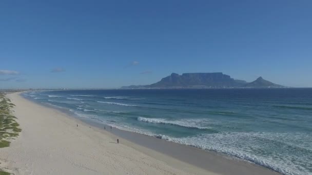 Letecký Snímek Dlouhé Pláže Blougbergstrand Úžasným Výhledem Stolovou Horu Kapské — Stock video