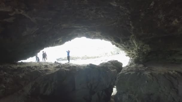 Široký Letecký Pohled Vlny Dopadající Pobřeží Walkers Bay Přírodní Rezervace — Stock video