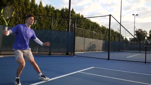 Man Slår Tennisboll Rally — Stockvideo