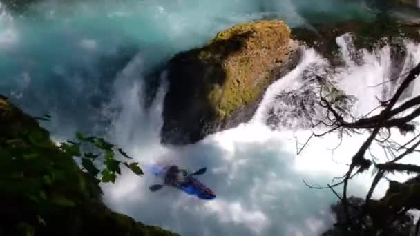 Kayaker Vai Sobre Cachoeira Azul Tiro Largo Velocidade Máxima — Vídeo de Stock