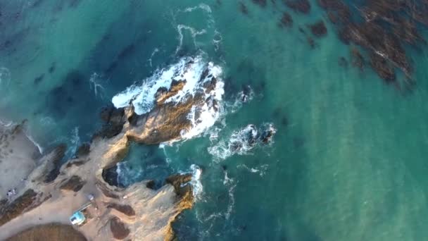 Nad Hlavou Dron Záběry Pobřežních Mořských Jeskyní Modrou Oceánskou Vodou — Stock video