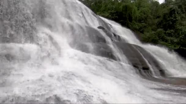 Stående Tittar Den Vackra Jet Waterfall Bueng Kan Thailand — Stockvideo