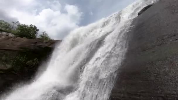 Stående Bredvid Den Vackra Jet Waterfall Bueng Kan Norra Thailand — Stockvideo