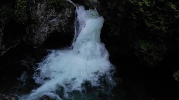 Drone Metraje Cañón Cascada Con Puente Pie — Vídeo de stock