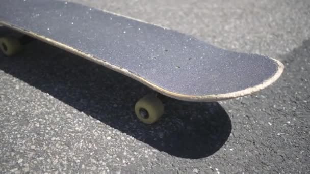 Skateboard Betonové Zemi Počasí Slunečné Modrou Oblohou — Stock video