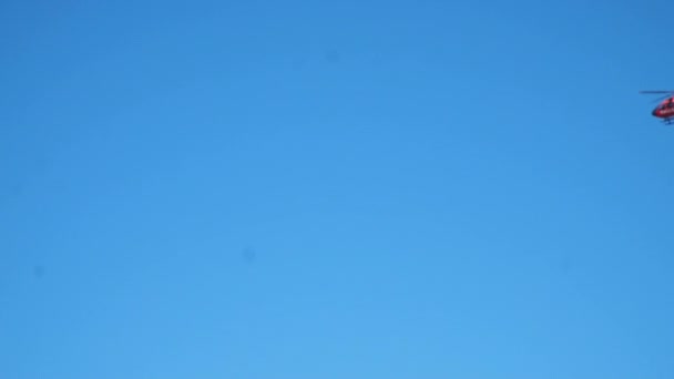 加州的医疗运输直升机在蓝天中飞行的慢镜头 — 图库视频影像