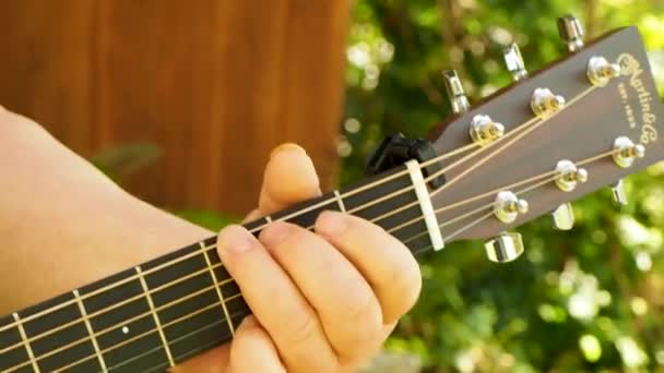 Primer Plano Hombre Tocando Guitarra — Vídeo de stock