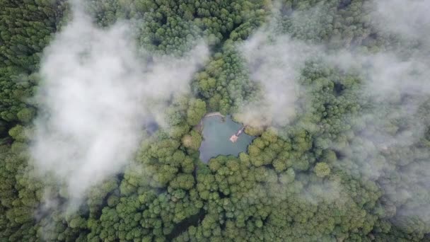 Disparo Aéreo Sobre Las Nubes Mirando Hacia Abajo Lago Las — Vídeos de Stock