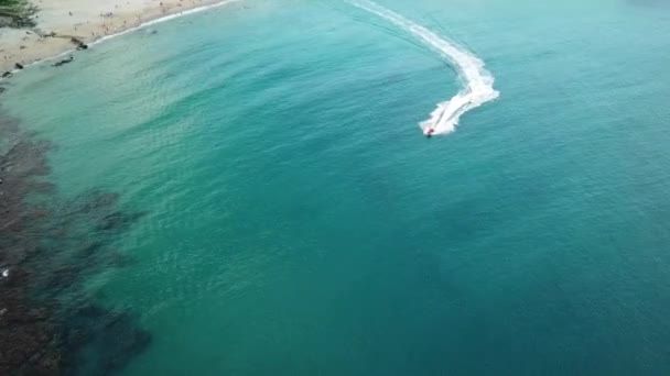 Voler Dessus Jet Ski Remorquant Radeau Sur Les Eaux Bleu — Video