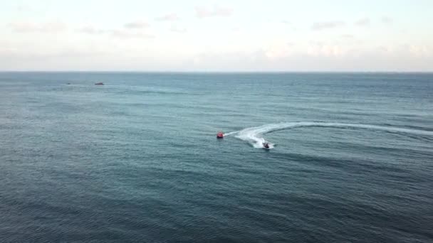 Kenting Tayvan Gün Batımında Mavi Okyanusta Bir Bot Dolusu Tatilciyi — Stok video