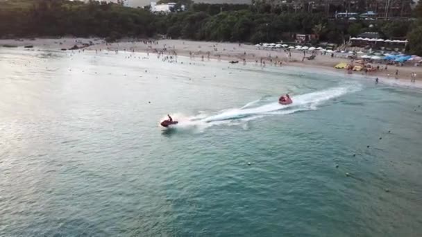 Jet Ski Remorquant Radeau Personnes Sur Plage Kenting Taiwan Pendant — Video