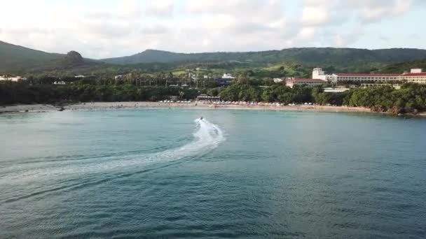 Jet Ski Remolcando Una Balsa Personas Playa Kenting Taiwán — Vídeos de Stock