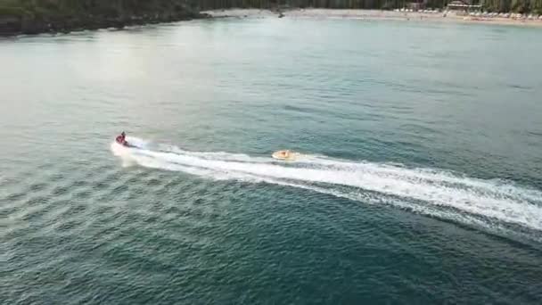 Jet Ski Slepen Een Vlot Van Mensen Buurt Van Het — Stockvideo