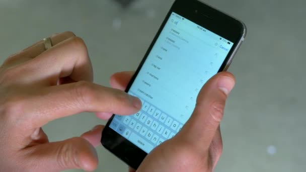 Een Man Die Ebay Toepassingen Controleert Een Smartphone Zoeken Naar — Stockvideo