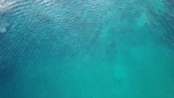 Mavi Dalgaların Üzerine Eğilen Hava Görüntüsü Yavaşça Kenting Tayvan Kayalık — Stok video