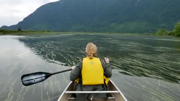 Mulher Remando Canoa Lago Montanha — Vídeo de Stock