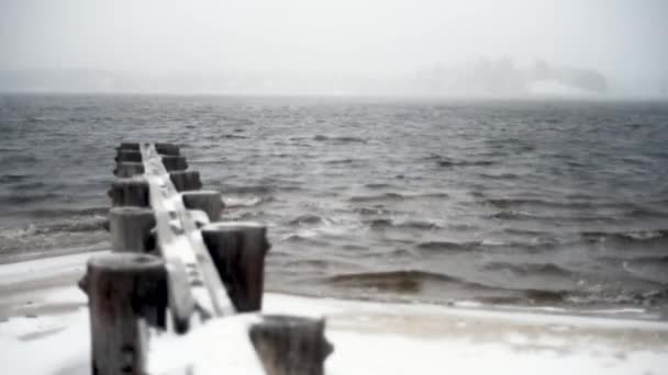 Cenário Inverno Rio Largo Frio Que Flui Longo Uma Praia — Vídeo de Stock