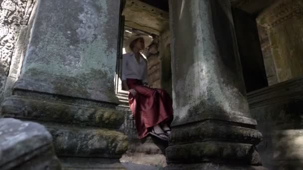 Mooie Vrouw Wandelen Door Oude Ruïnes Van Oude Stenen Tempel — Stockvideo