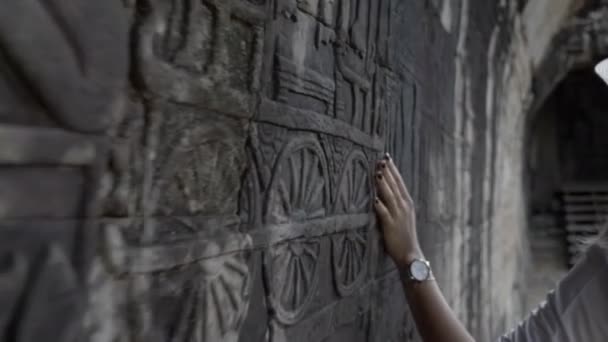 Mulher Bonita Andando Pelas Ruínas Antigas Antigo Templo Pedra Camboja — Vídeo de Stock