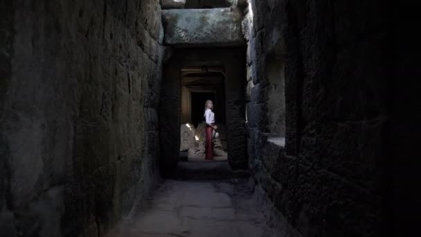 Hermosa Mujer Caminando Por Antiguas Ruinas Del Antiguo Templo Piedra — Vídeo de stock