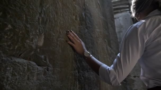 Красивая Женщина Идущая Древним Руинам Старого Каменного Храма Камбодже — стоковое видео