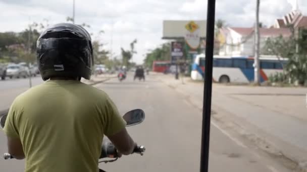 Moped Jízdy Městské Ulici Kambodži — Stock video
