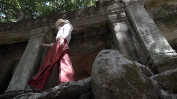 Hermosa Mujer Caminando Por Antiguas Ruinas Del Antiguo Templo Piedra — Vídeo de stock