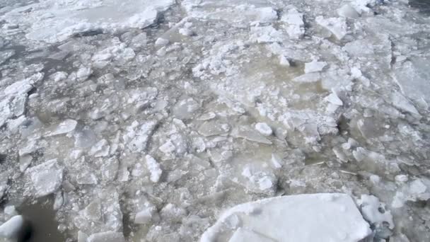 Des Morceaux Glace Flottent Ensemble Sur Une Rivière — Video