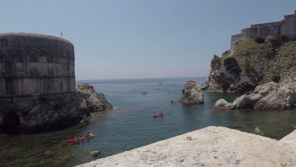 Set Many Kayaks Moving Shallow Waters Old Tower Ancient Rock — Stock Video