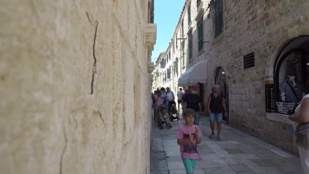 Nsanlar Taştan Yapılmış Dar Bir Sokakta Bir Aşağı Bir Yukarı — Stok video