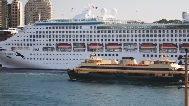 Cruiseschip Met Cirkelvormige Sleutel — Stockvideo