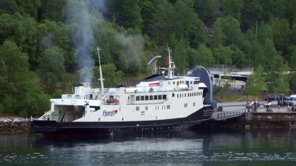 Ferry Fjord1 Komp Dokknál Geirangerben Norvégiában Kipufogógáz Füsttel Működő Motorok — Stock videók